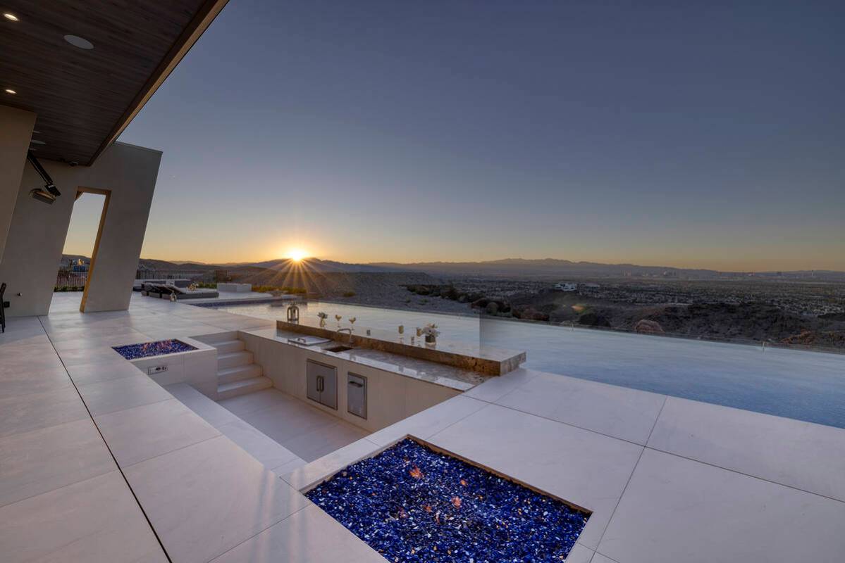 Bar by the pool. (Douglas Elliman of Nevada)