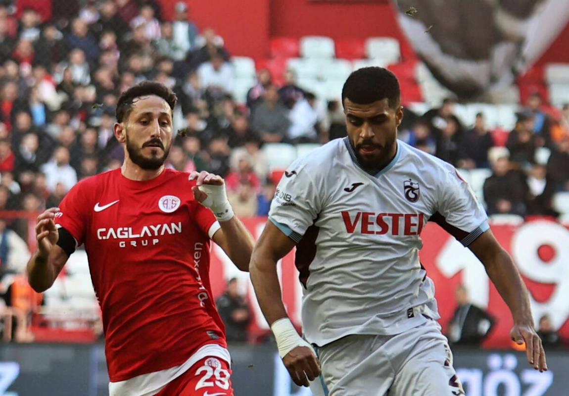 Antalyaspor's Sagiv Jehezkel, left, vies for the ball with Trabzonspor's Rayyan Baniya during a ...