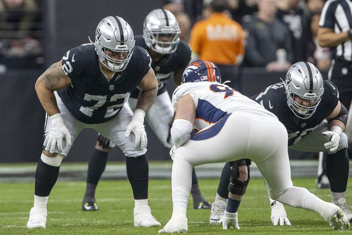 Raiders offensive tackle Jermaine Eluemunor (72) lines up opposite Denver Broncos defensive end ...