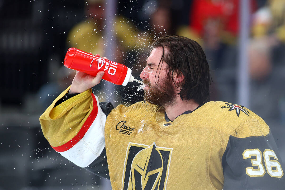 Golden Knights goaltender Logan Thompson (36) sprays his face with water before the second peri ...