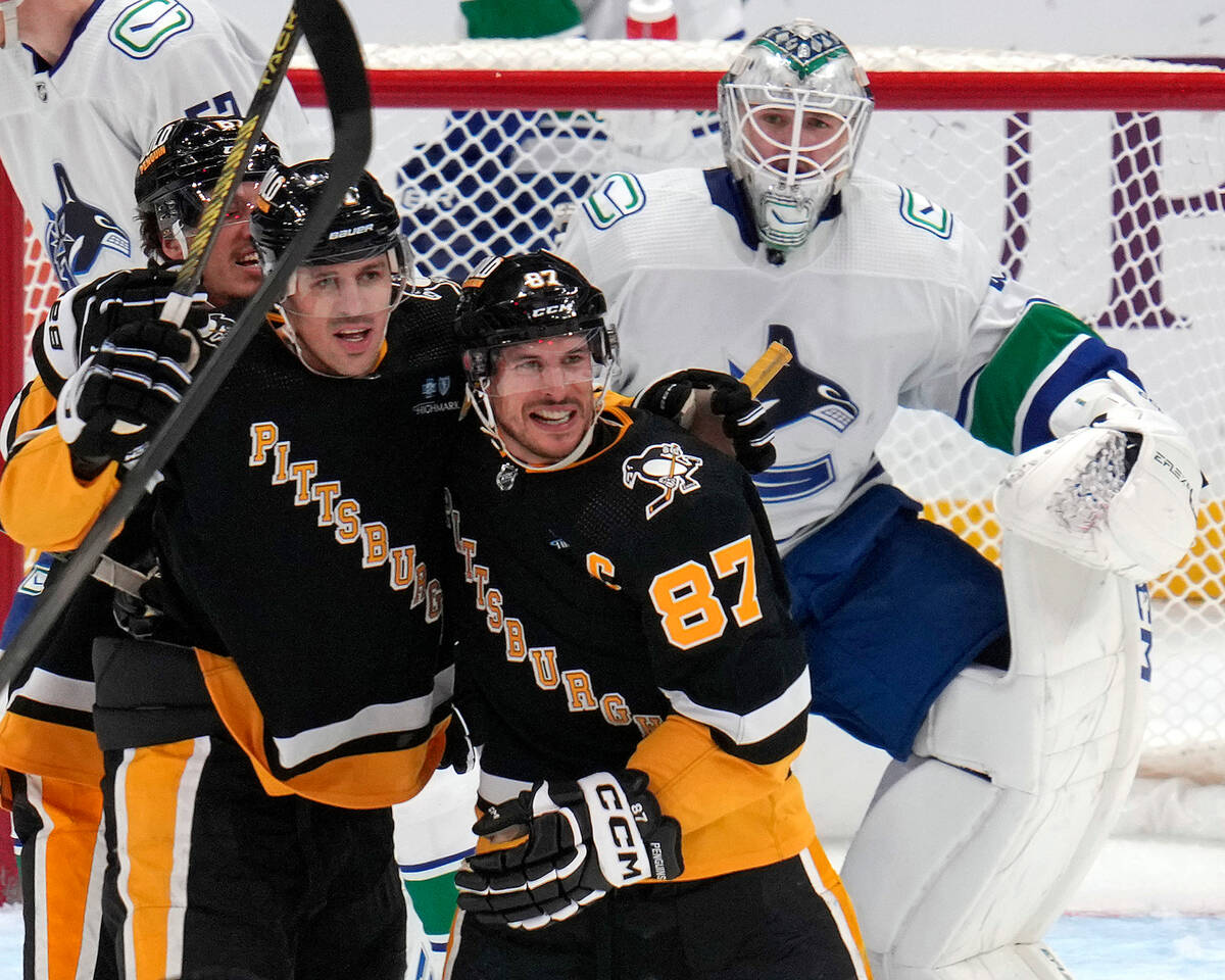 Pittsburgh Penguins' Sidney Crosby (87) celebrates with Evgeni Malkin (71), second from left, a ...