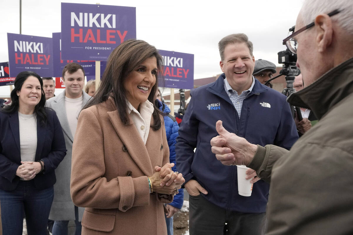 Republican presidential candidate former U.N. Ambassador Nikki Haley, center left, and N.H. Gov ...