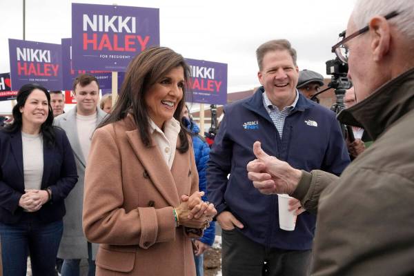 Republican presidential candidate former U.N. Ambassador Nikki Haley, center left, and N.H. Gov ...