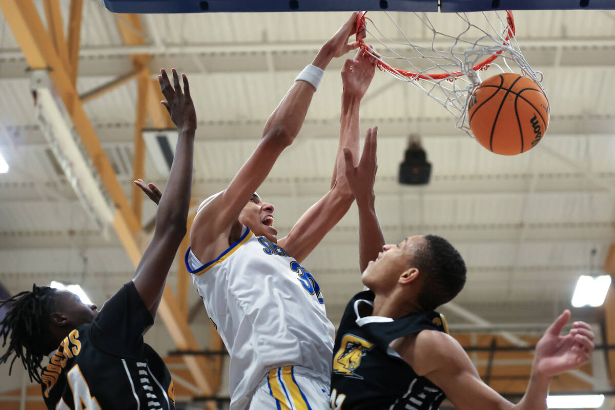 Sierra Vista center Xavion Staton (32) dunks on Clark forward Werrason Bakindo, left, and guard ...