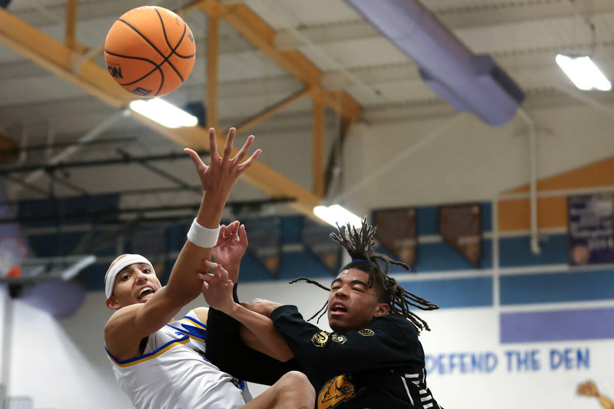 Sierra Vista center Xavion Staton, left, and Clark forward Alan Anderson (23) battle for posses ...