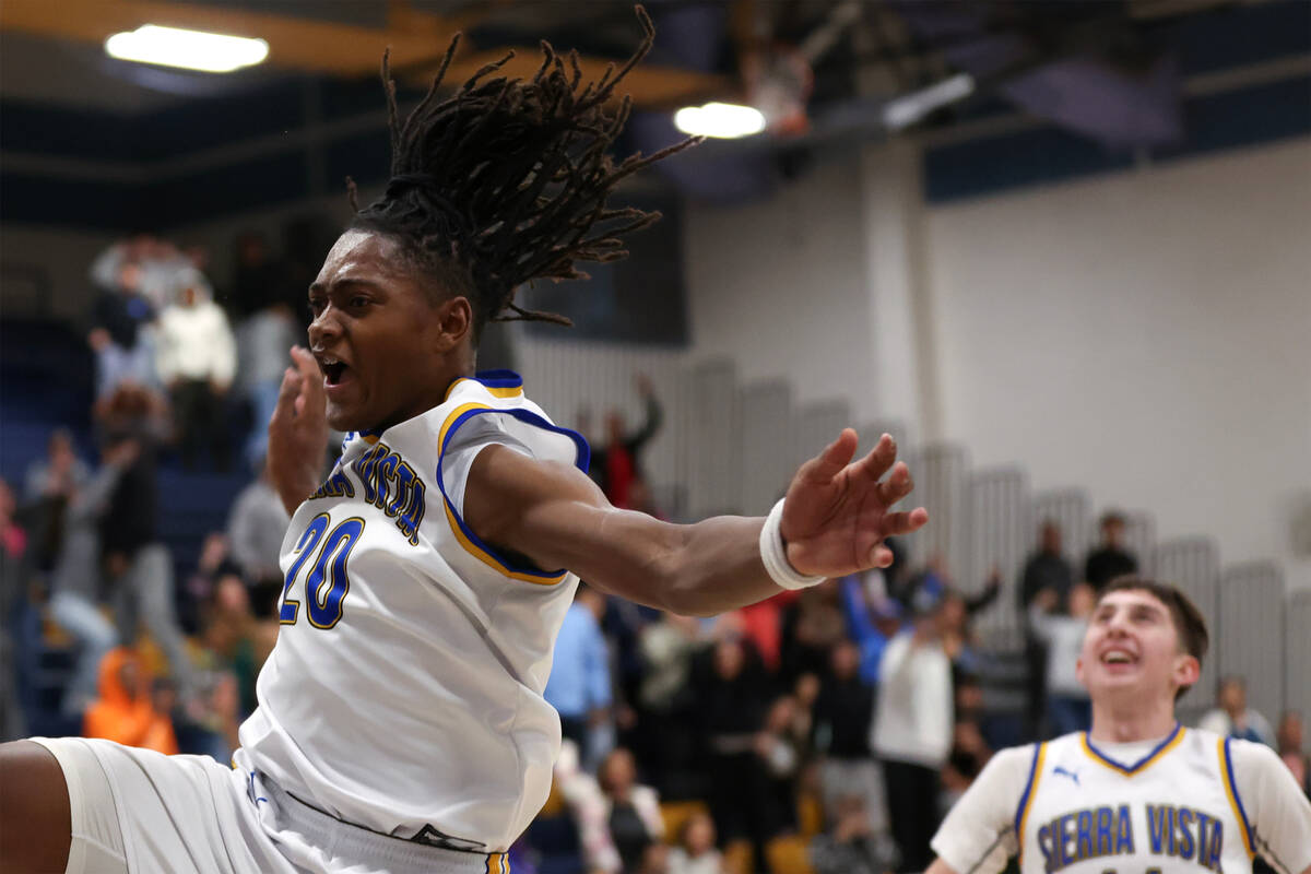 Sierra Vista forward Darius Ruffin (20) celebrates after dunking at the buzzer of a high school ...