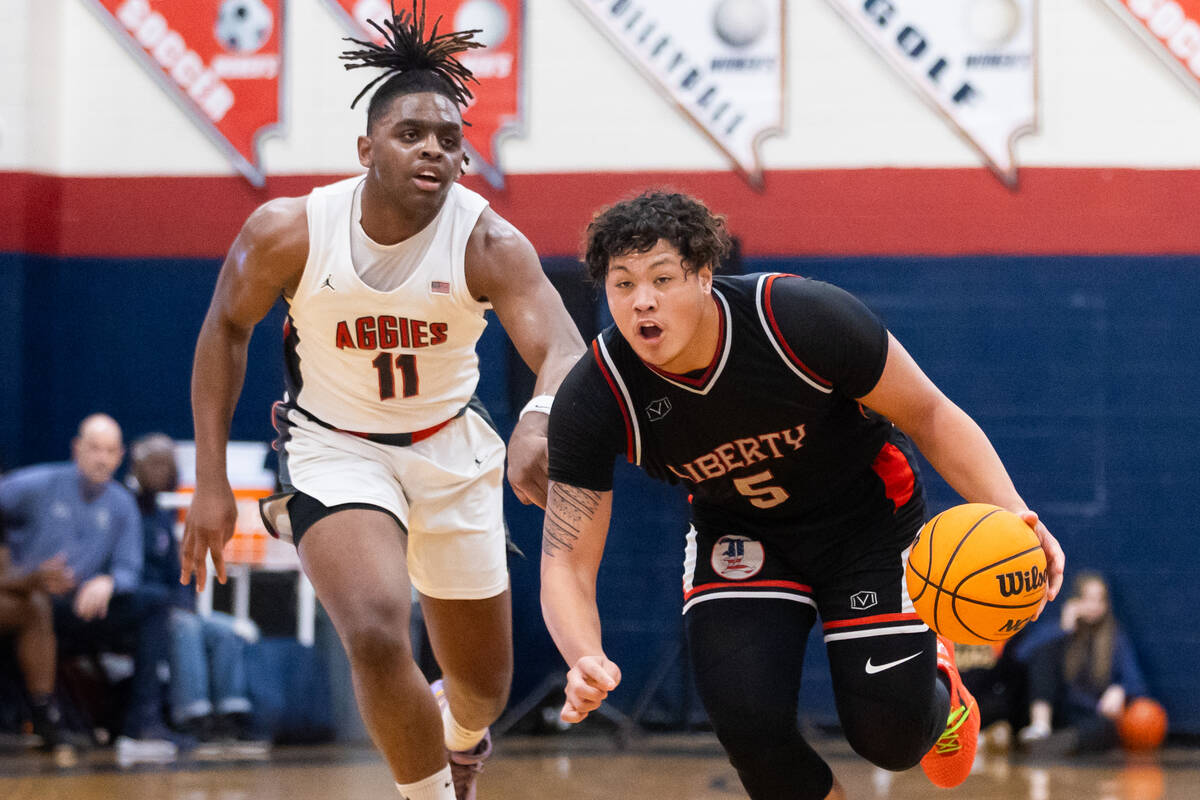 Liberty’s Andre Porter (5) dribbles the ball down the court while Arbor View’s Br ...