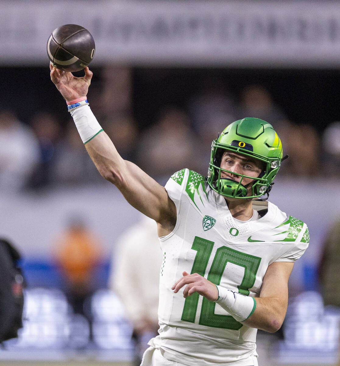 Oregon Ducks quarterback Bo Nix (10) tosses a pass during warm ups before the first half of the ...