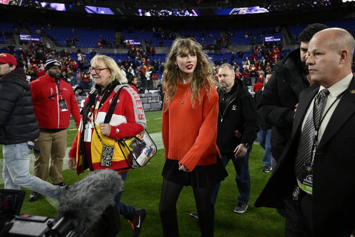 Taylor Swift, right, walks with Donna Kelce on the field after the AFC Championship NFL footbal ...