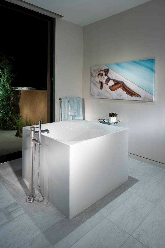 The master bath has a square tub. (Levi Ellyson/501 Studios, courtesy Pro Builder Media)