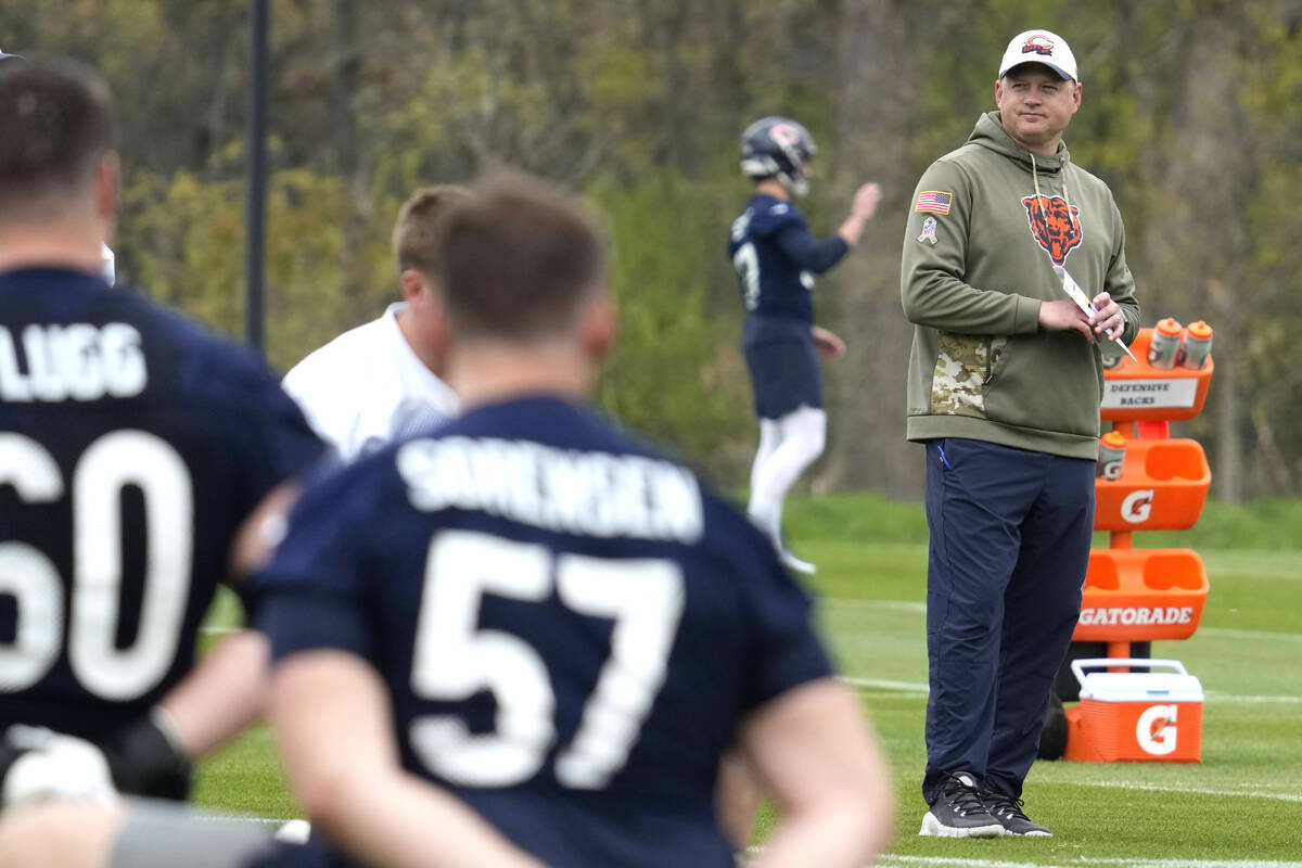 Chicago Bears offensive coordinator Luke Getsy, right, watches players during the NFL football ...