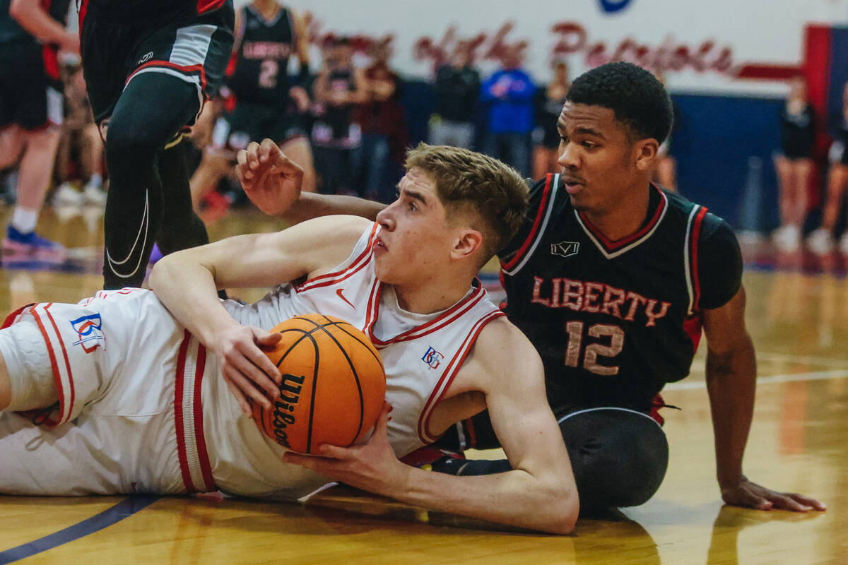 Bishop Gorman’s Ilan Nikolov (20) and Liberty guard Evan Hilliard (12) wrestle for the b ...