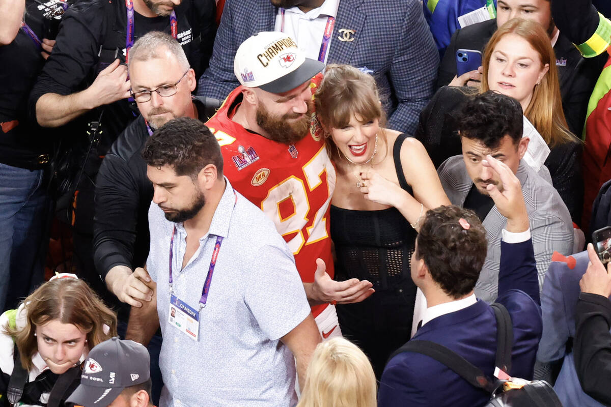 Kansas City Chiefs tight end Travis Kelce (87) and Taylor Swift celebrate the Chiefs victory ov ...