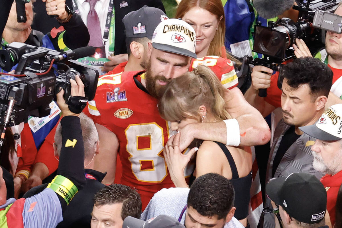 Kansas City Chiefs tight end Travis Kelce (87) and Taylor Swift celebrate the Chiefs victory ov ...