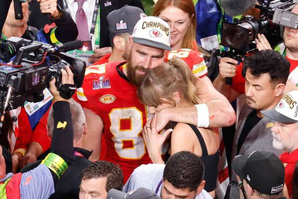 Kansas City Chiefs tight end Travis Kelce (87) and Taylor Swift celebrate the Chiefs victory ov ...