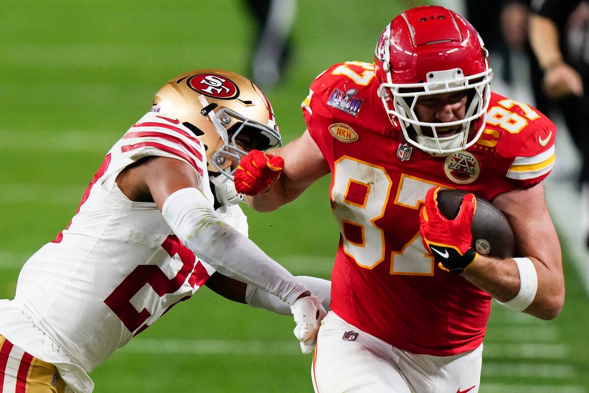 Kansas City Chiefs tight end Travis Kelce (87) runs after a catch against Kansas City Chiefs sa ...