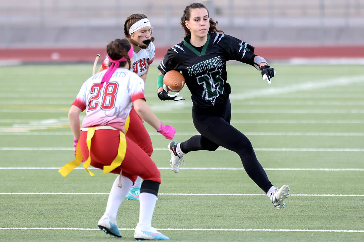 Palo Verde’s Olivia Perkins (25) runs the ball against Las Vegas’Alayna Littlewoo ...