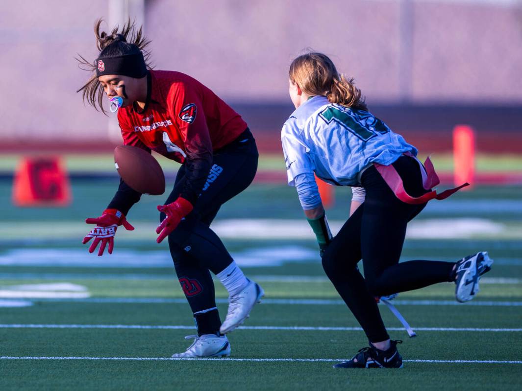 Desert Oasis receiver Tehani Koanui (4) scoops up a pass as Palo Verde defender Alexis Manzo (1 ...