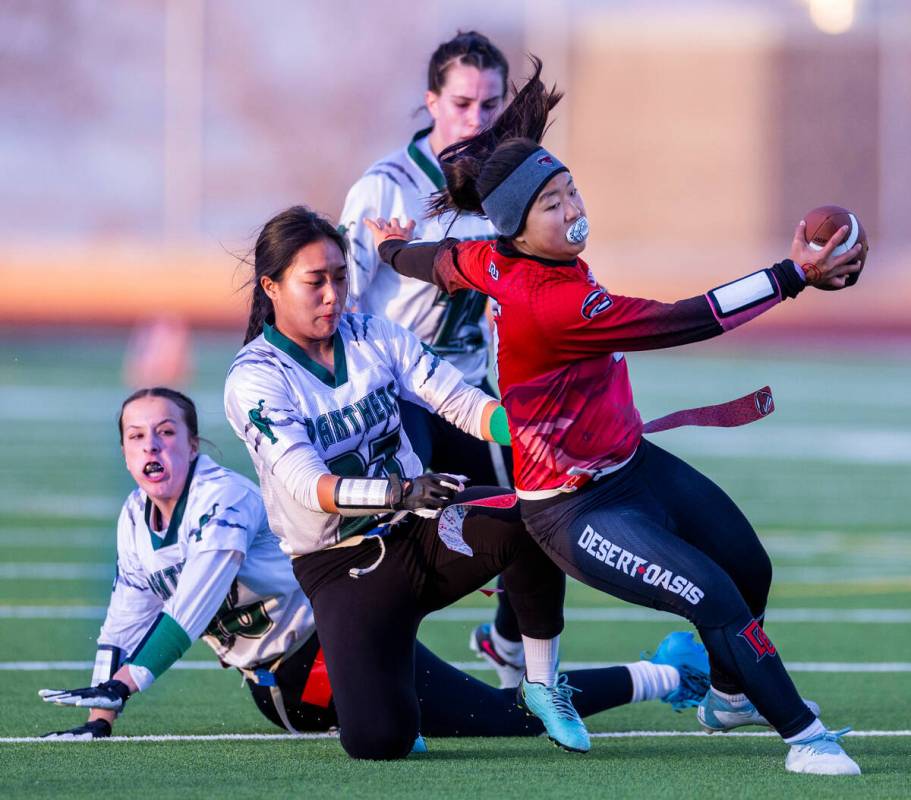 Desert Oasis quarterback Akemi Higa (5) avoids her flag pulled by Palo Verde defender Hannah Ba ...