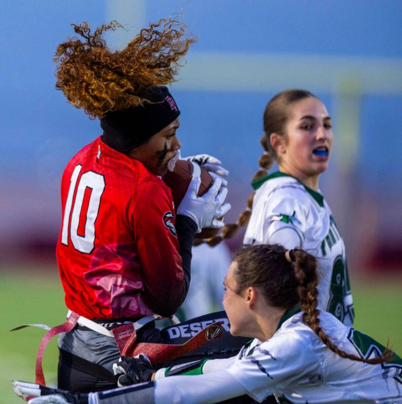 Desert Oasis defender Brooklin Hill (10) makes a catch in traffic as Palo Verde defender Madeli ...