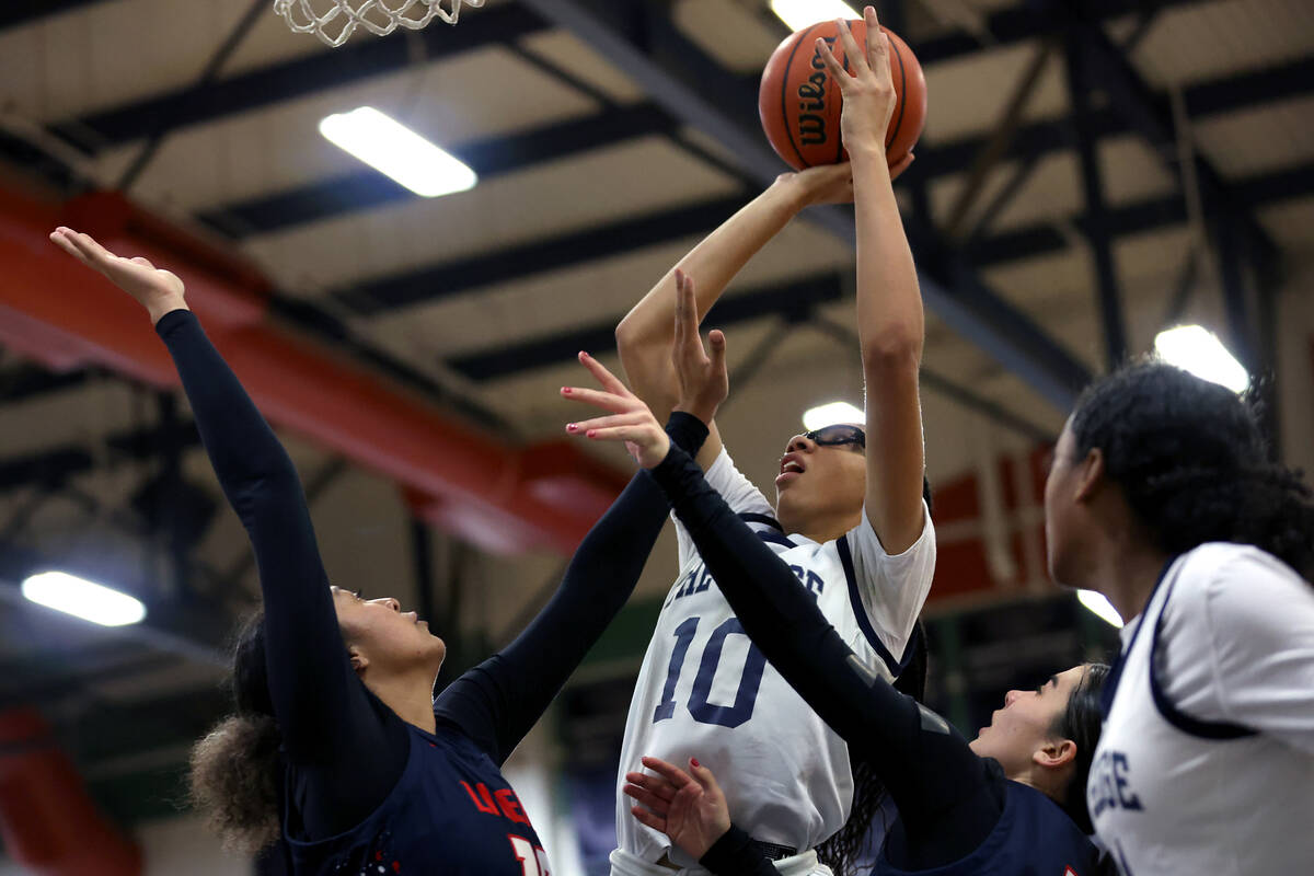 Shadow Ridge forward Jaslyn Jefferson (10) shoots against Liberty's Daisha Peavy, left, and Sam ...