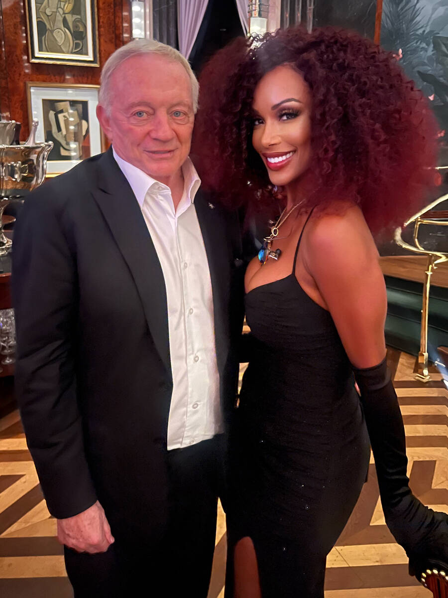 Jerry Jones is shown with Las Vegas singer Steph Payne at Delilah at Wynn Las Vegas on Friday, ...
