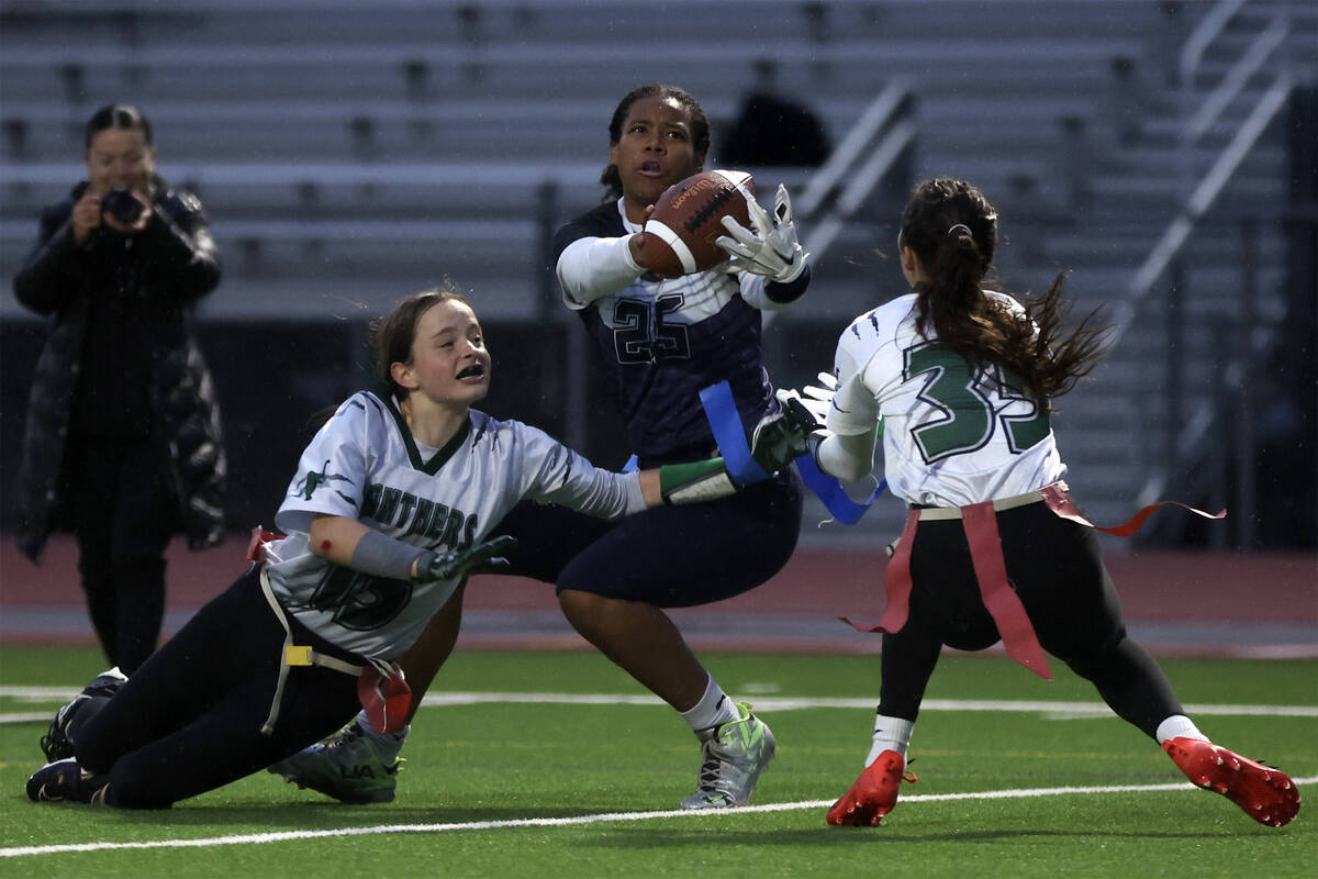 Shadow Ridge's Jyniah Sanders (25) catches a touchdown pass while Palo Verde's Alexis Manzo (15 ...