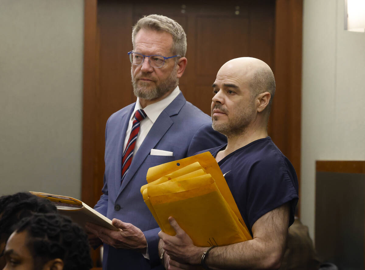 Attorney Robert Draskovich, left, and his client Robert Telles, a former Clark County Public Ad ...
