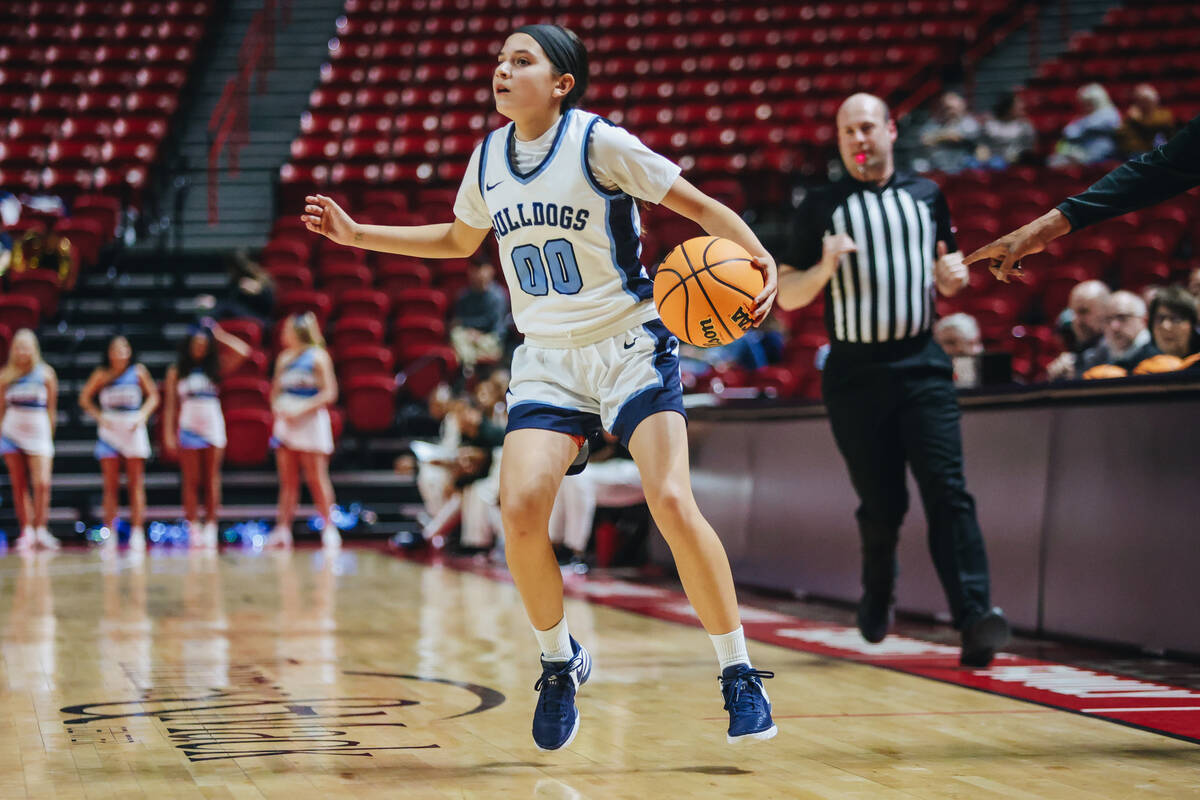 Centennial’s Bella Crawford (0) looks to pass the ball to a teammate during a Class 5A girls ...