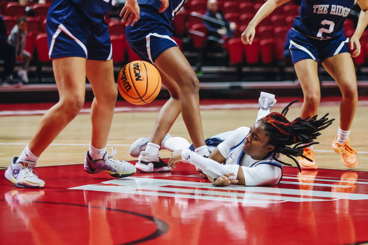 Centennial’s Tessa Prince (3) throws the ball to a teammate from the floor during a Class 5A ...