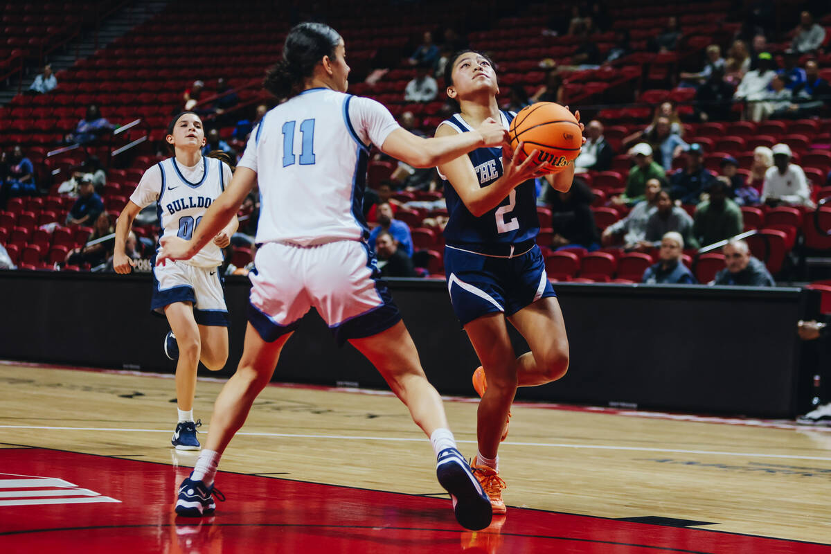 Shadow Ridge guard Jasmine Mata (2) drives up to the hoop during a Class 5A girls basketball st ...