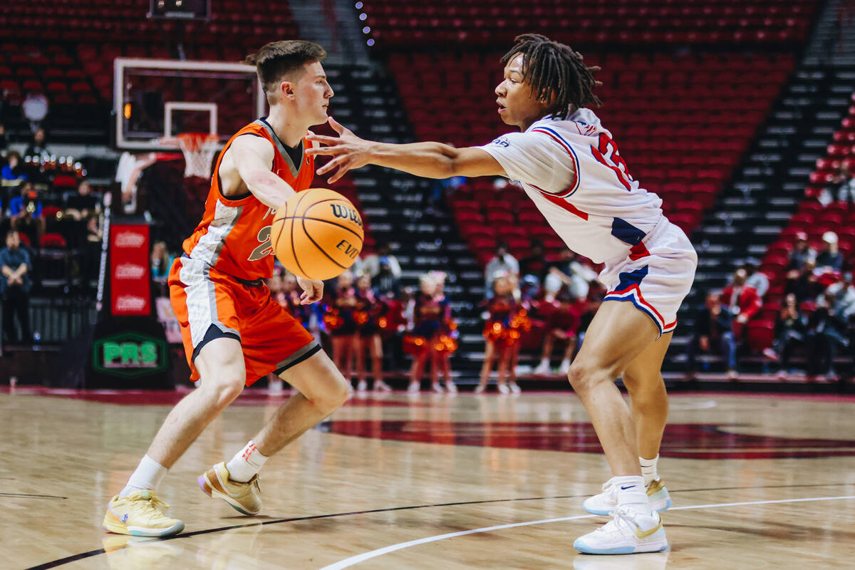 Bishop Gorman guard Ryder Elisaldez (24) passes the ball off to a teammate during a Class 5A bo ...