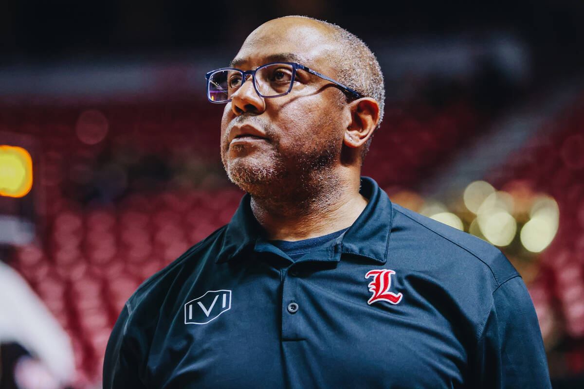 Liberty head coach Kevin Soares is seen during a time out during a Class 5A boys basketball sta ...