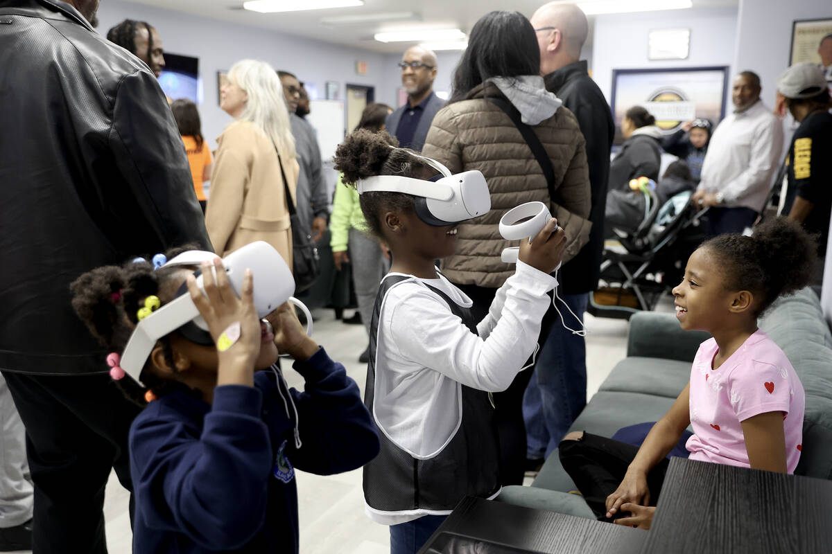 Raelyn Johnson, 6, left, Mariyah Holmes, 8, and Aaliyah Combs, 8, play with virtual reality gog ...