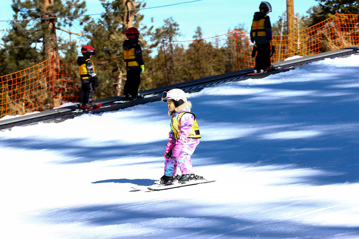 A young skier cruises down a hill at Lee Canyon ski resort. (Ellen Schmidt/Las Vegas Review-Jou ...
