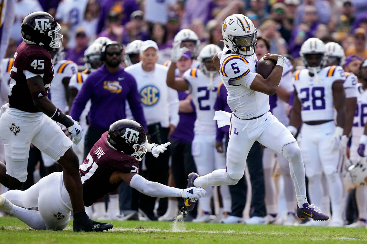 LSU quarterback Jayden Daniels (5) carries past Texas A&M linebacker Taurean York (21) in the f ...