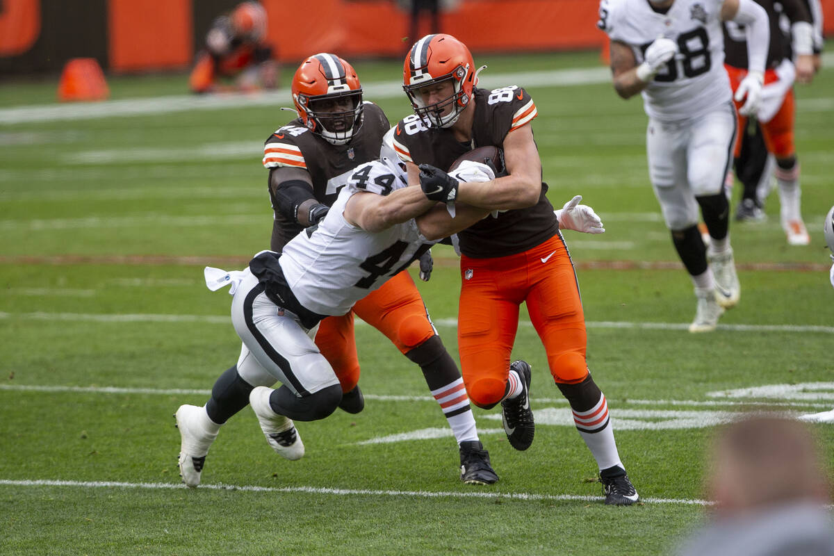 Las Vegas Raiders inside linebacker Nick Kwiatkoski (44) tackles Cleveland Browns tight end Har ...