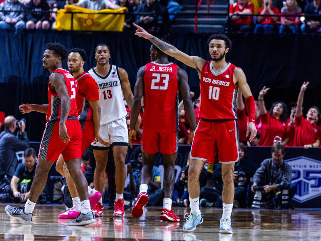 New Mexico Lobos guard Jaelen House (10) directs traffic against the San Diego State Aztecs dur ...