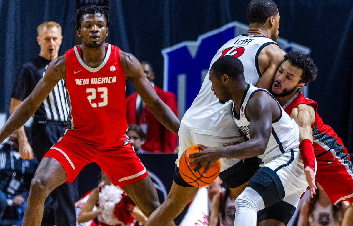 New Mexico Lobos guard Jaelen House (10) gets caught in a pick as San Diego State Aztecs guard ...