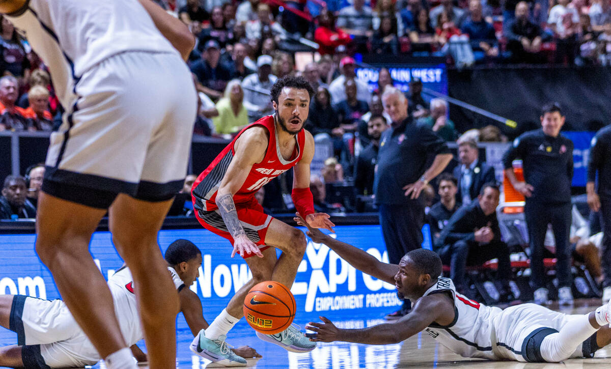 New Mexico Lobos guard Jaelen House (10) attempts to dribble a loose ball as San Diego State Az ...