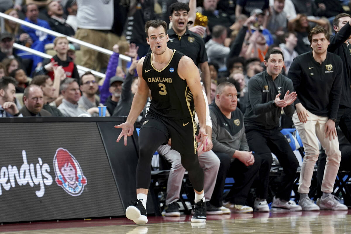 Oakland's Jack Gohlke (3) reacts after hitting a 3-point shot against Kentucky during the secon ...