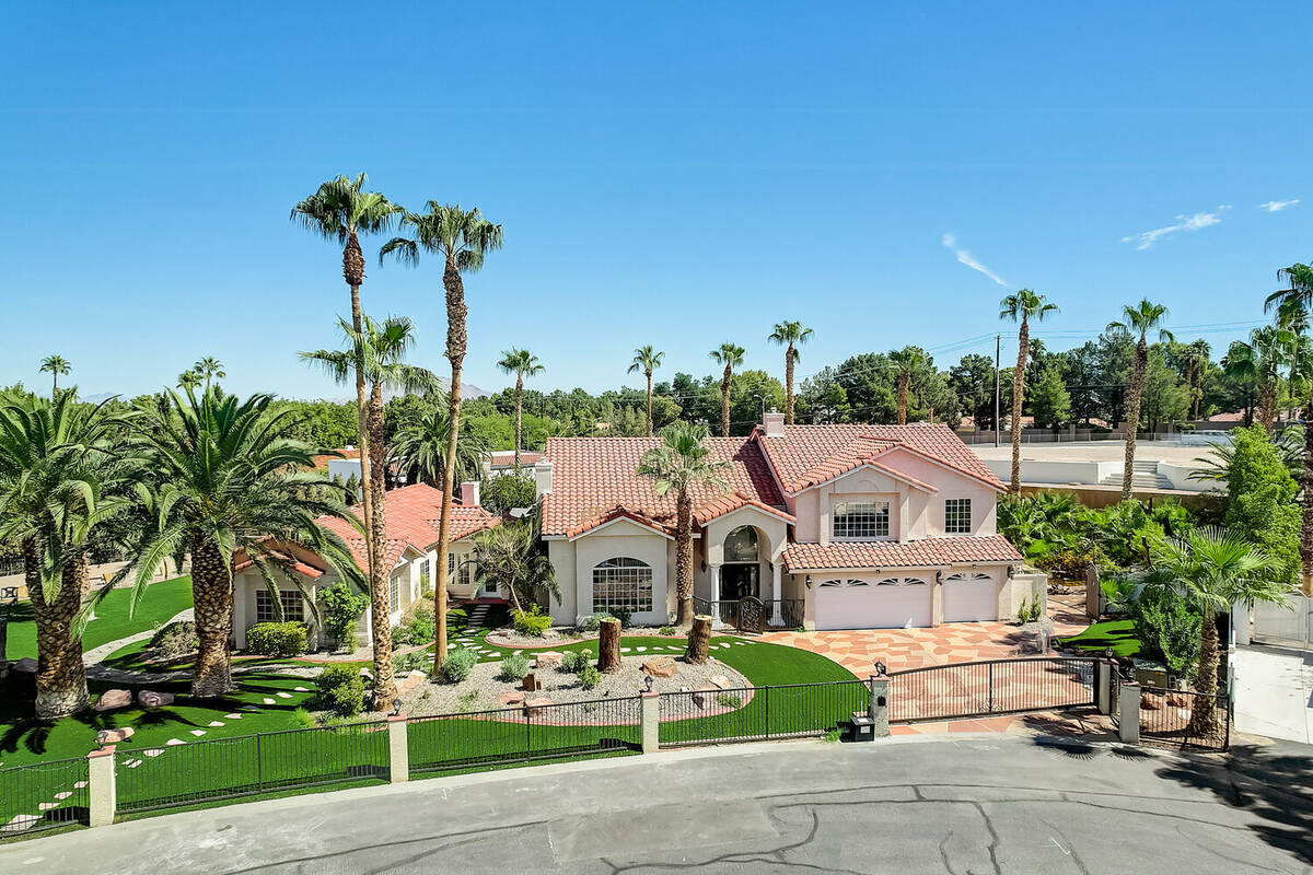 Former Oakland Athletics star Jose Canseco is selling his Las Vegas-area home near Sunset Park. ...