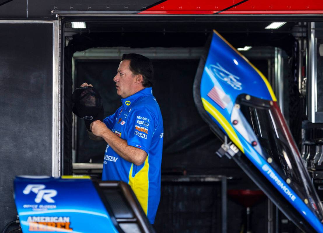 Top Fuel racer Tony Stewart gets ready to greet some fans in his pit before his first race of t ...