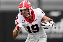 Georgia tight end Brock Bowers (19) runs the ball after a catch against Vanderbilt in the first ...