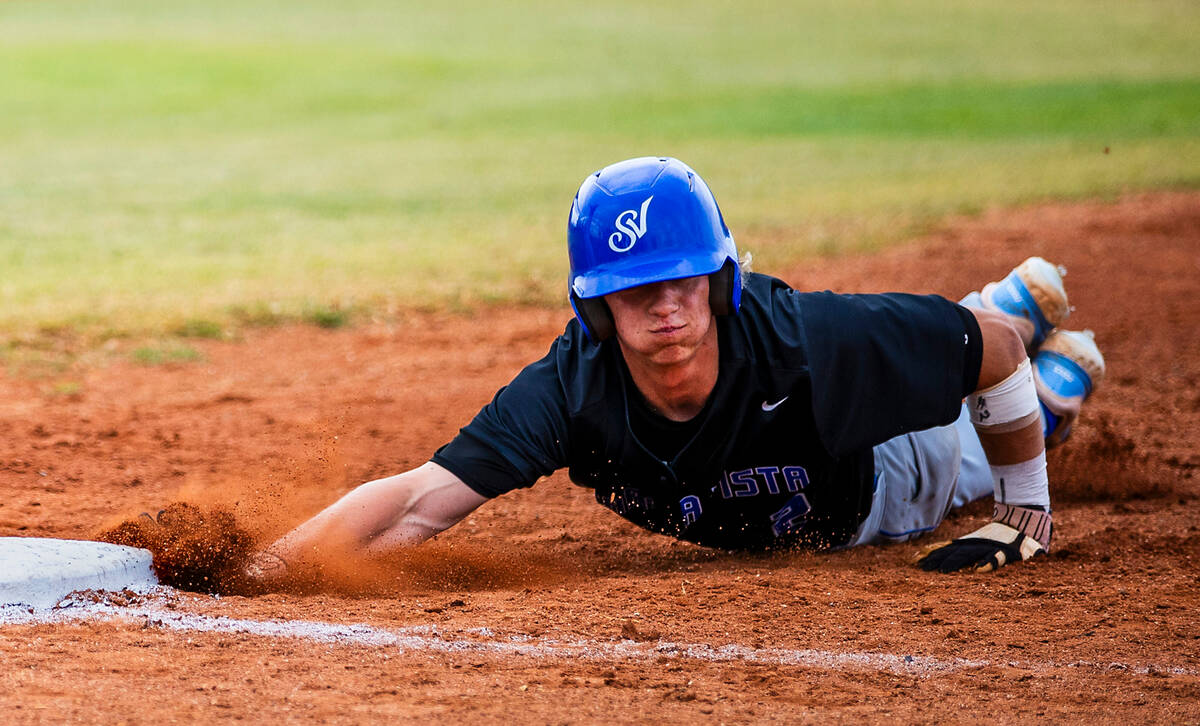 Sierra Vista baserunner Austin Webb (2) dives safely back to first base against a throw from a ...