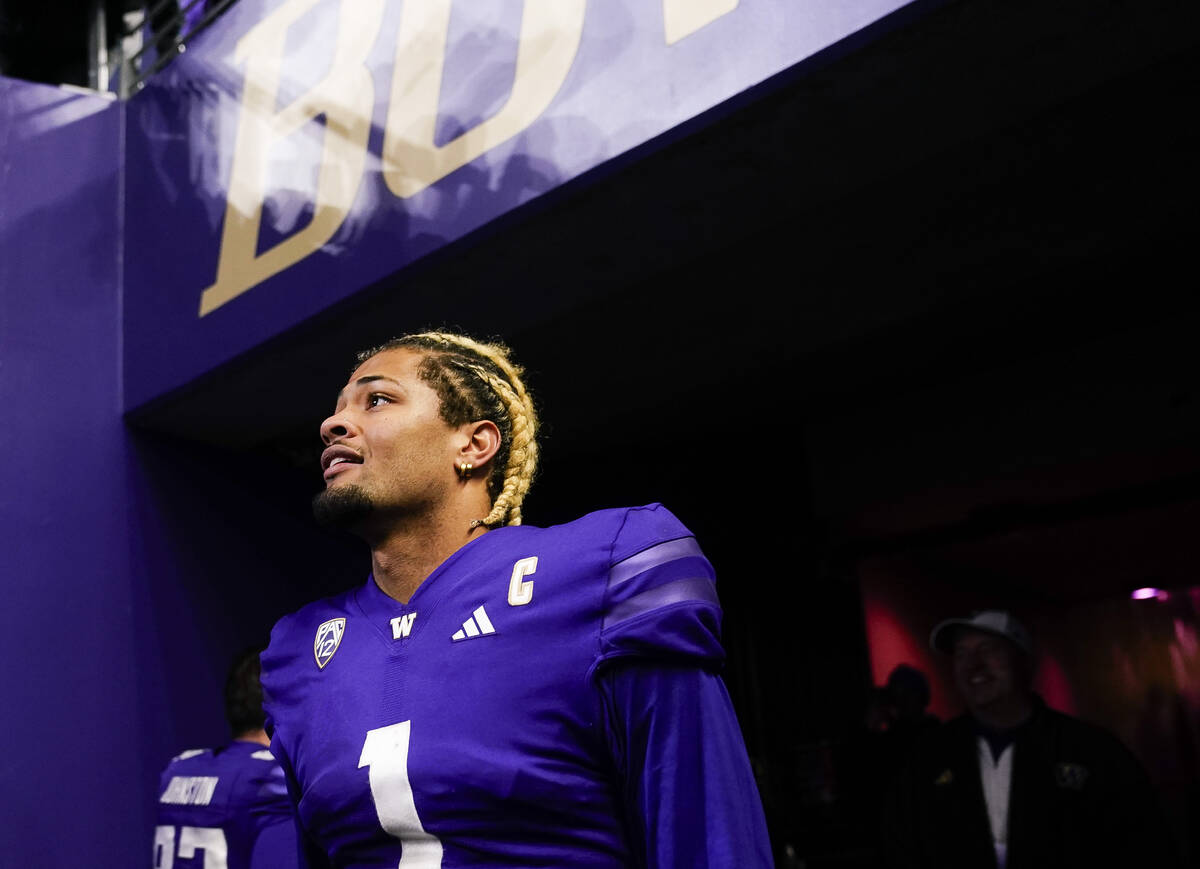 Washington wide receiver Rome Odunze (1) looks back out to the field before heading into the tu ...