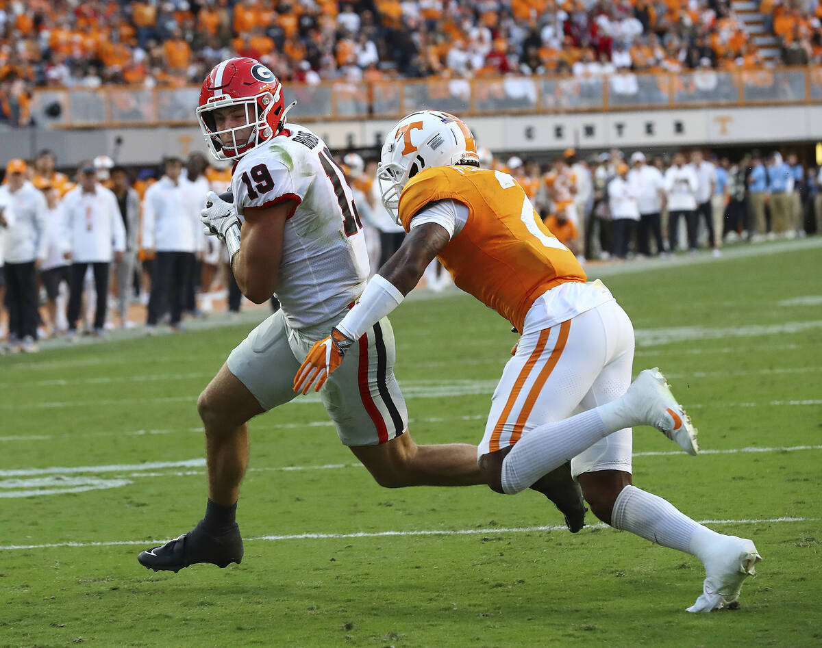 Georgia tight end Brock Bowers gets into the endzone past Tennessee defensive back Jaylen McCol ...