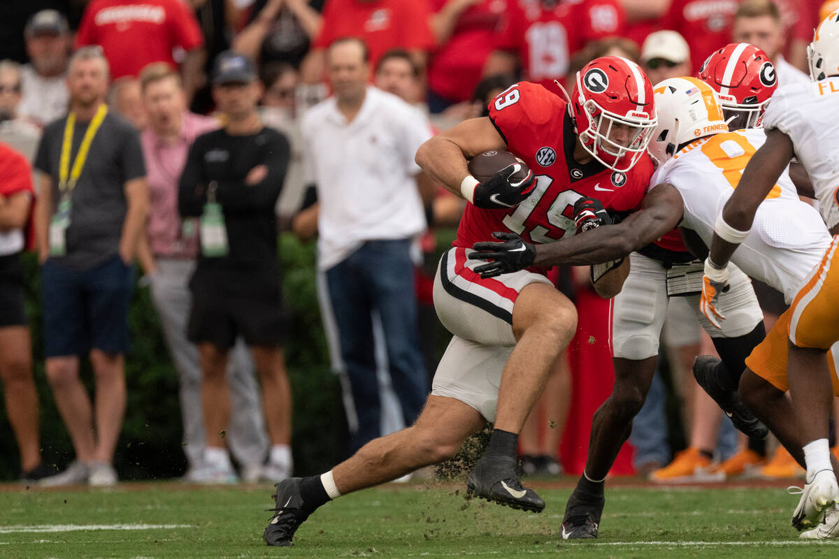 Georgia tight end Brock Bowers (19) drives for yardage after a catch against Tennessee defensiv ...
