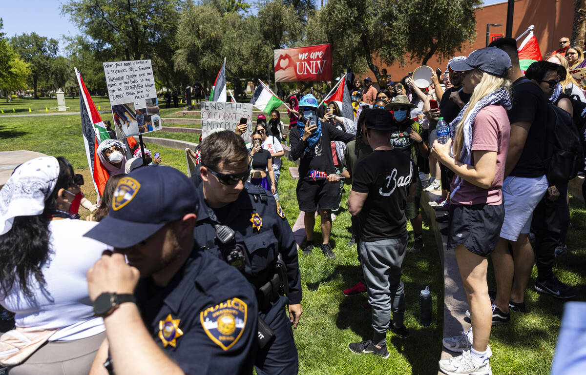 UNLV police walk by as pro-Palestianian protesters and student groups as well as pro-Israeli co ...