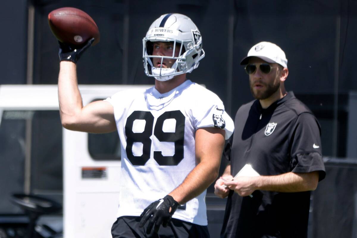 Raiders rookie tight end Brock Bowers (89) throws the ball during rookies first day of practice ...